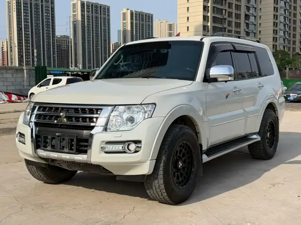 Mitsubishi Pajero (Import)