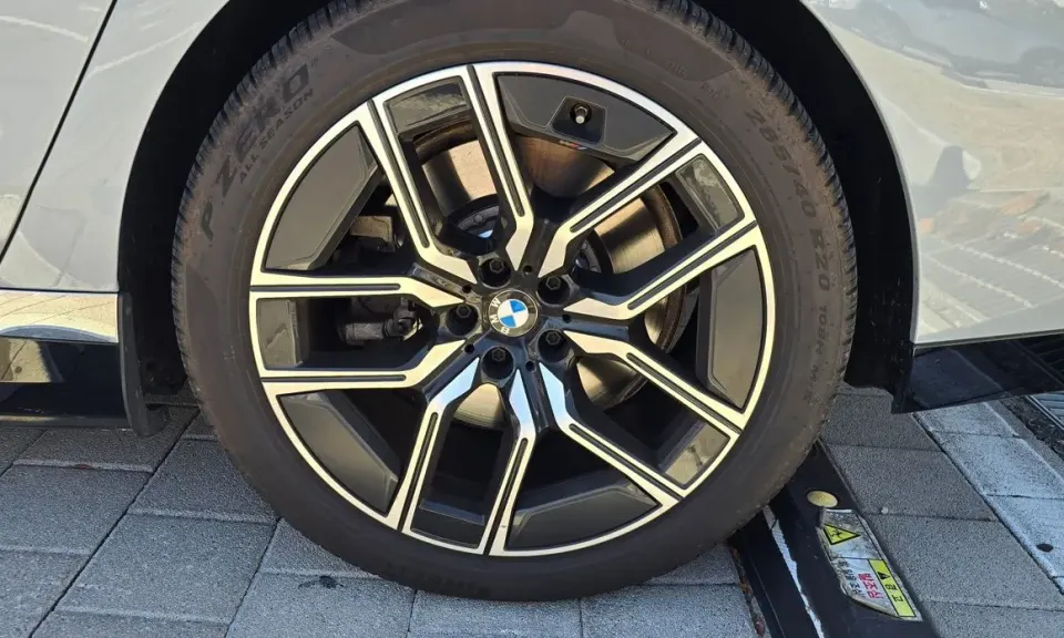 BMW i7