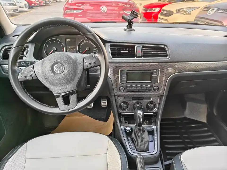 Volkswagen Cross Lavida