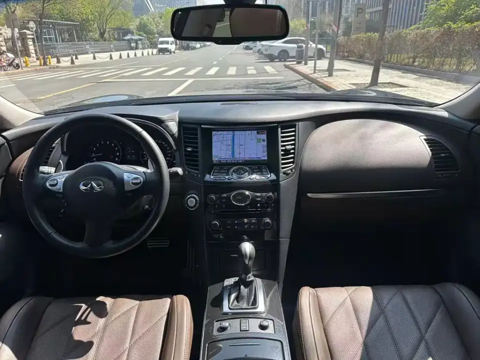 Infiniti QX70