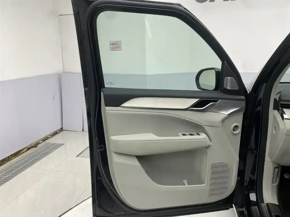 Volvo EM90