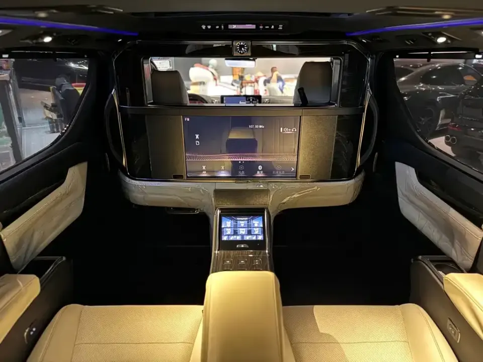 Lexus LM