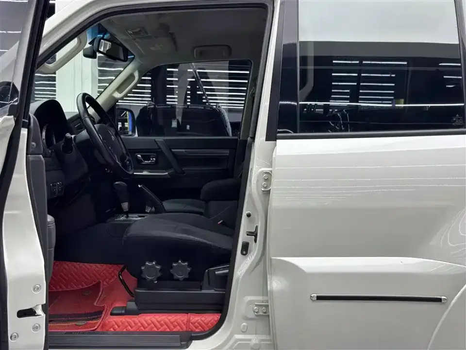 Mitsubishi Pajero (Import)