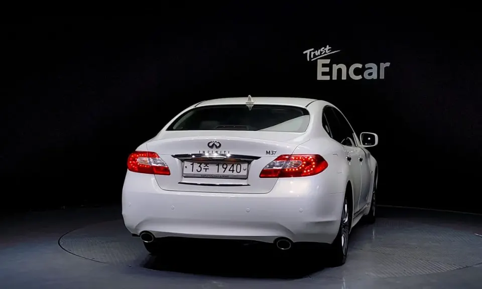 Infiniti M