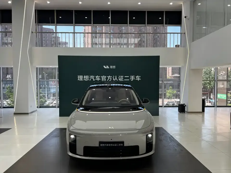 Li Li i8