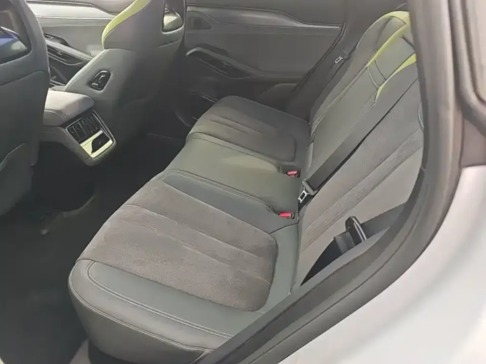 BYD L EV