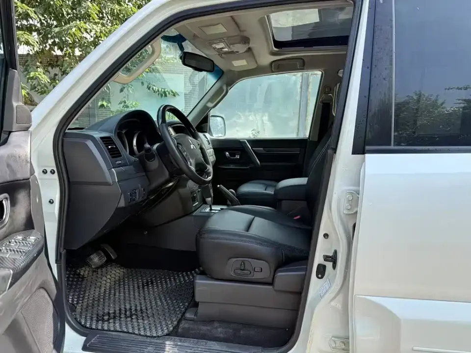 Mitsubishi Pajero (Import)