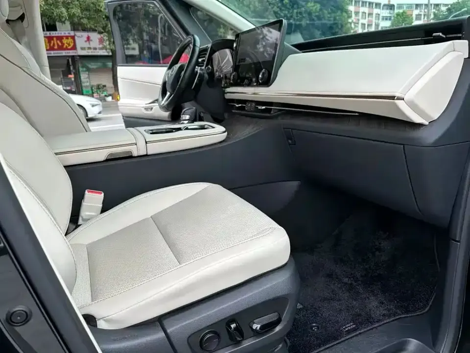 Lexus LM
