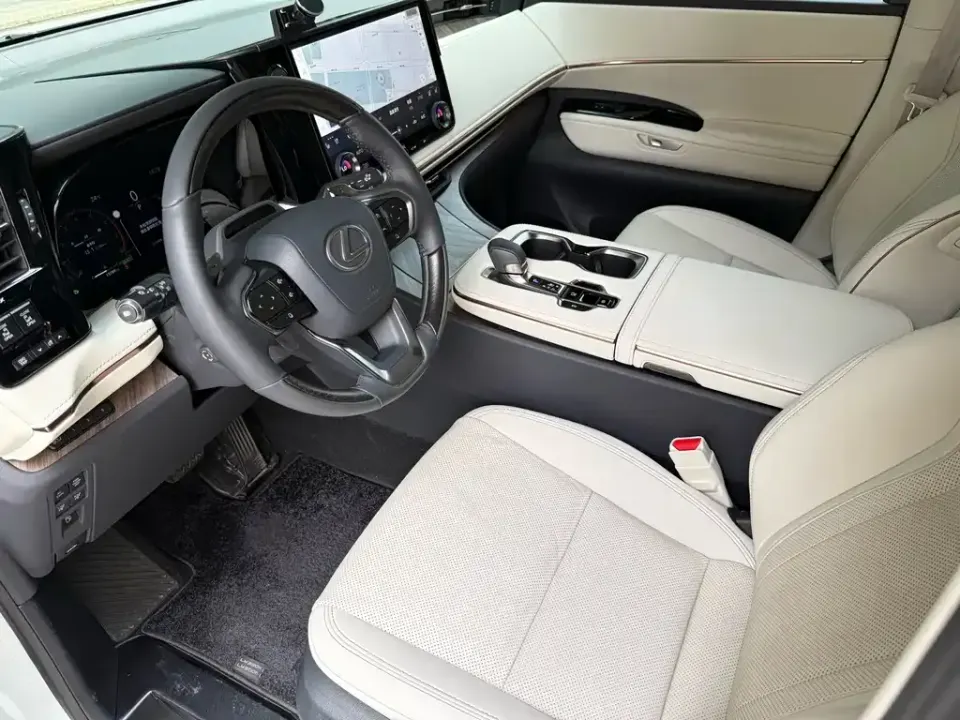 Lexus LM