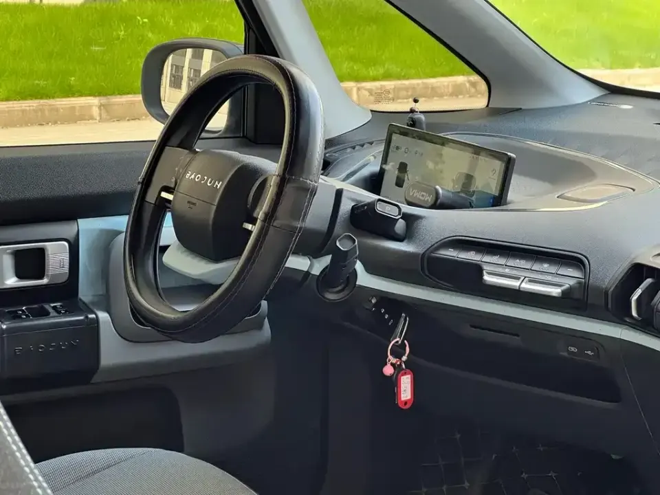 Baojun E300