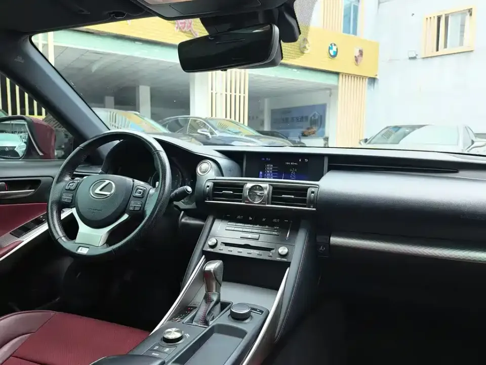 Lexus IS