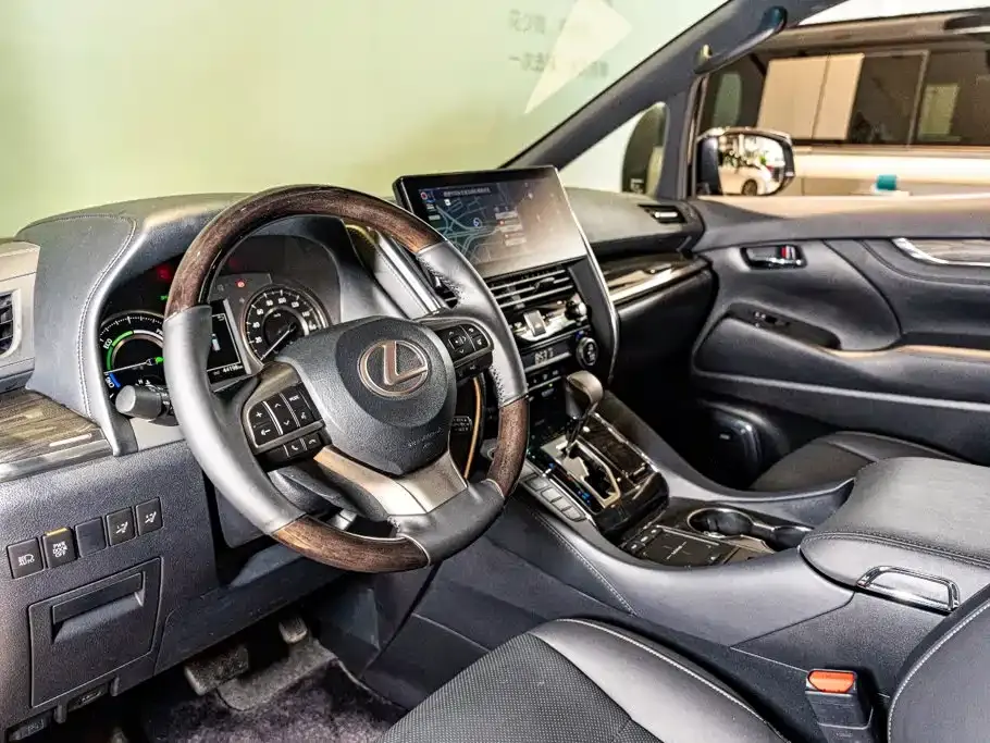 Lexus LM