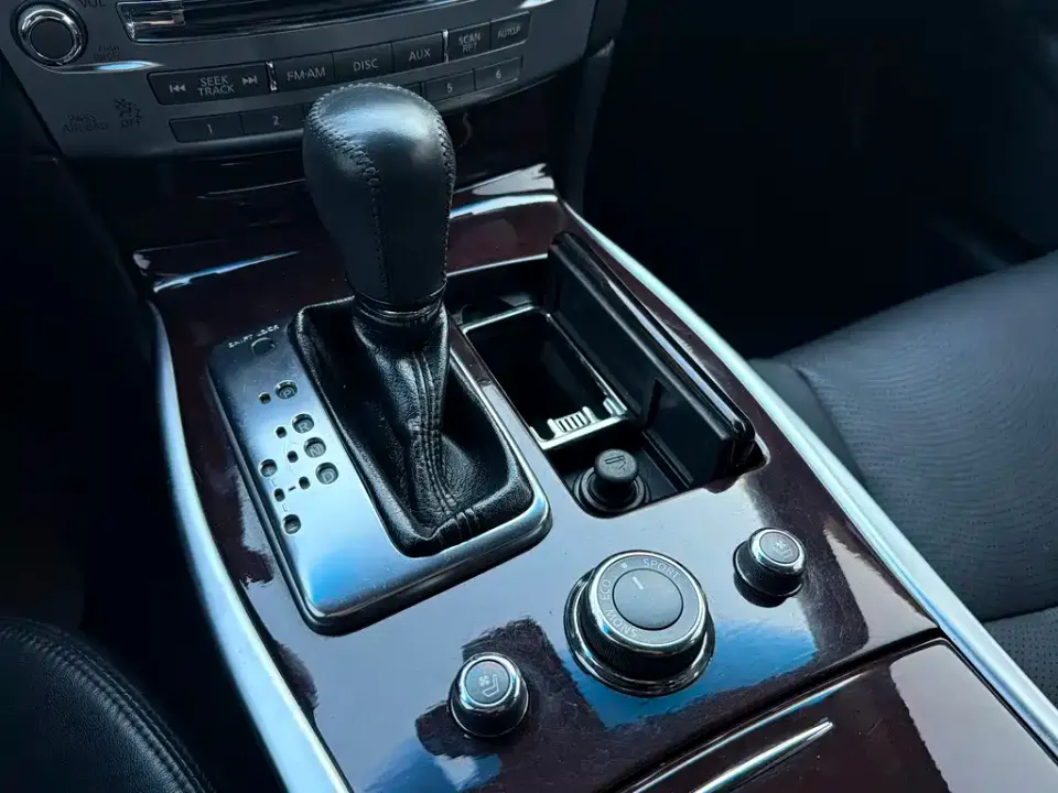 Infiniti M