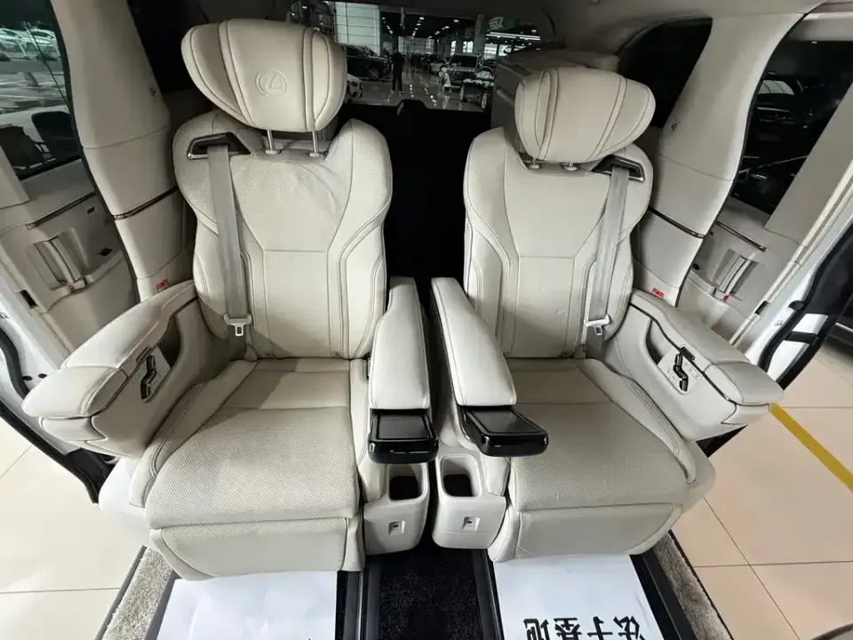 Lexus LM