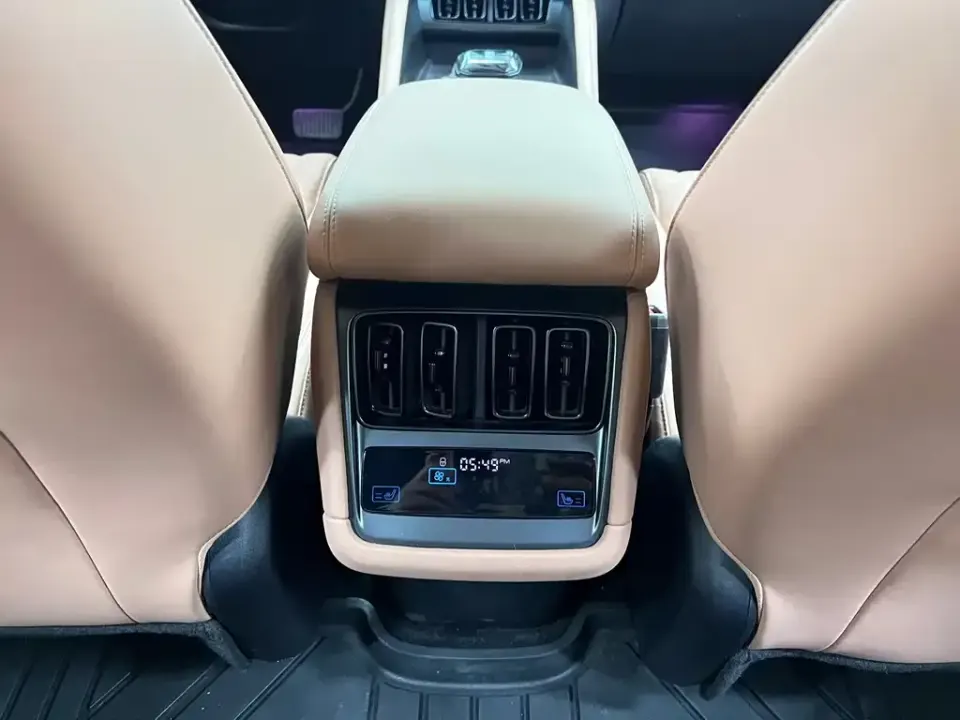 BYD L EV