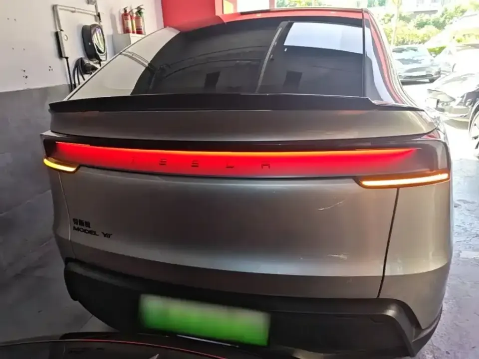 Tesla Model Y L
