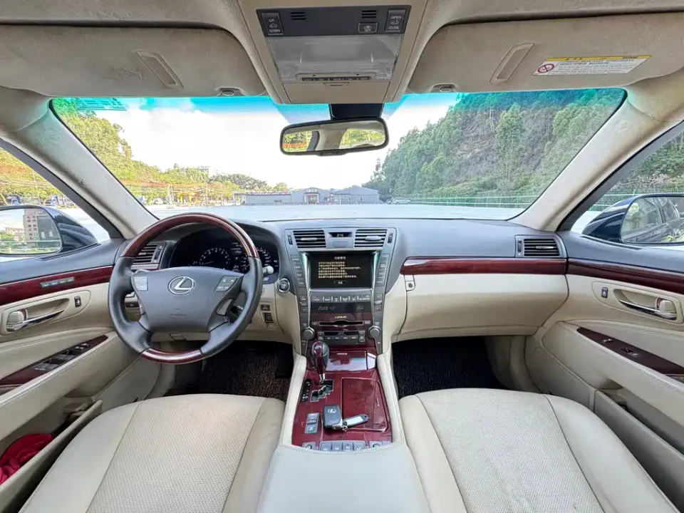 Lexus LS