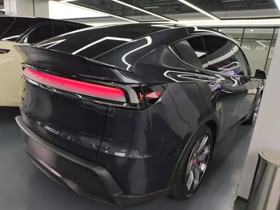 Tesla Model Y L