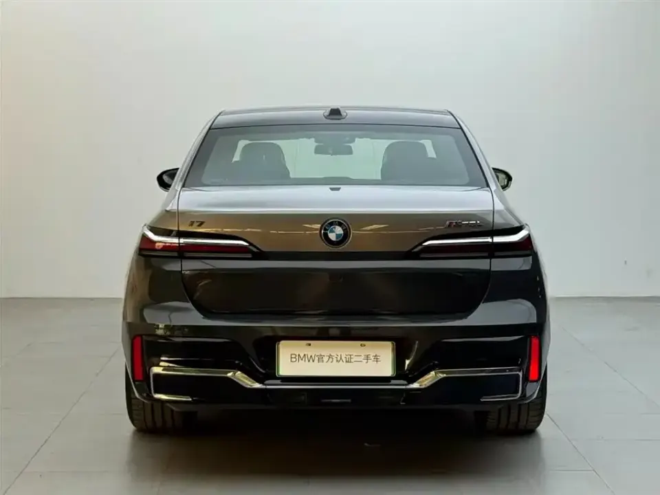 BMW i7 M70L