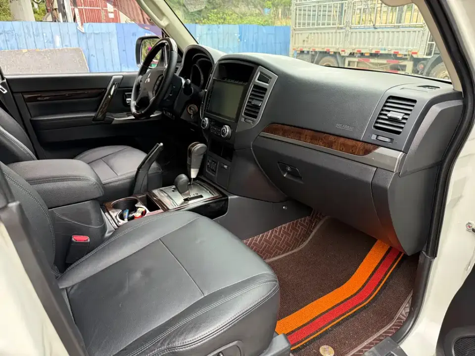 Mitsubishi Pajero (Import)