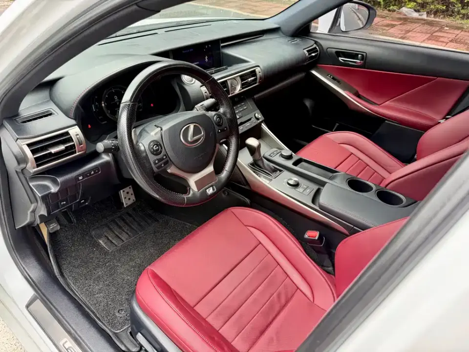 Lexus IS
