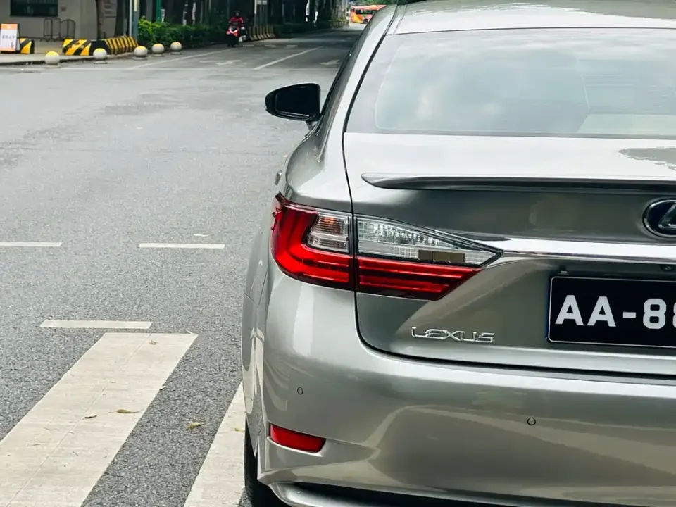 Lexus ES
