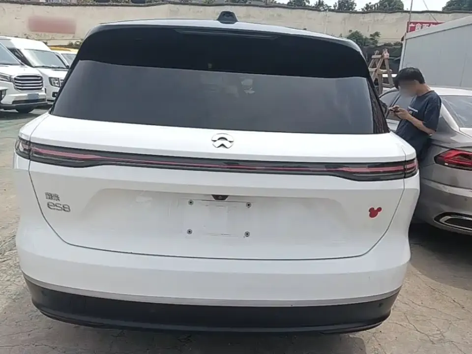 Nio ES8