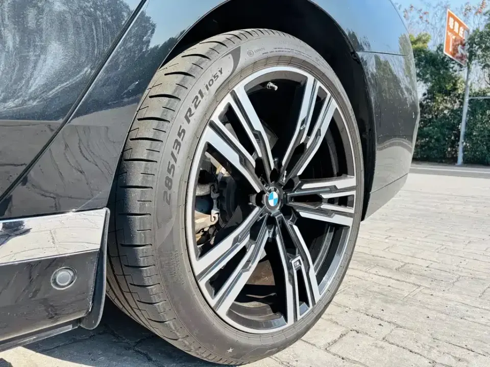 BMW i7