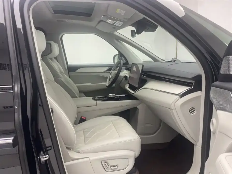 Volvo EM90
