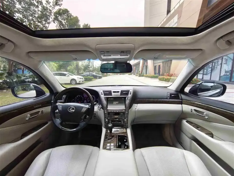 Lexus LS
