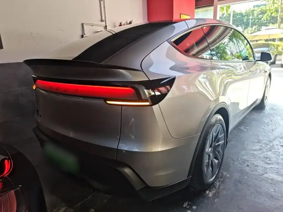 Tesla Model Y L