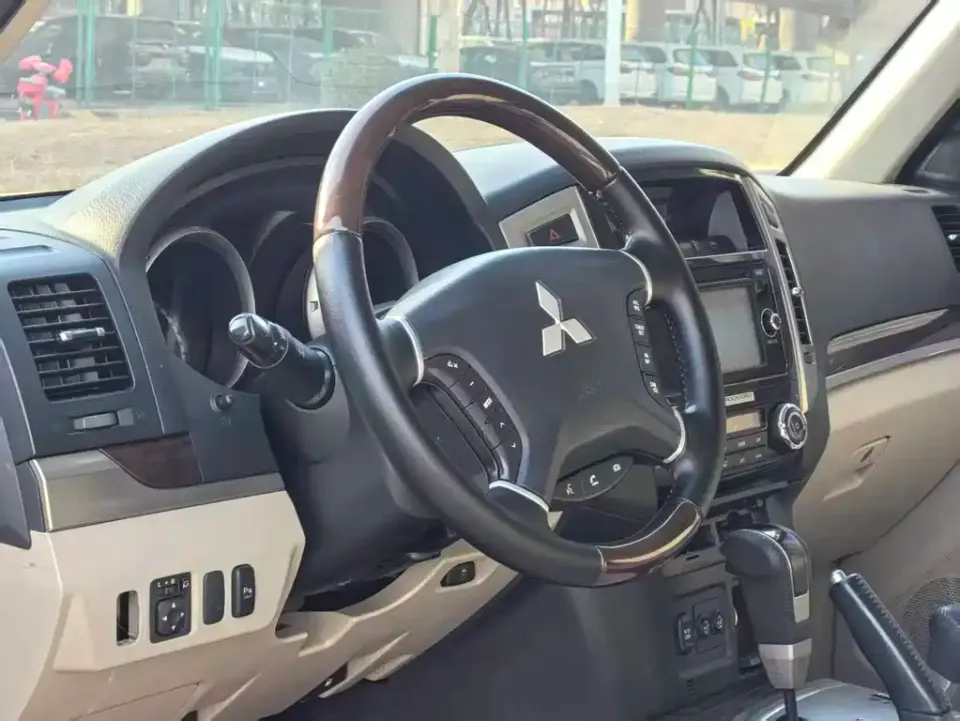 Mitsubishi Pajero (Import)