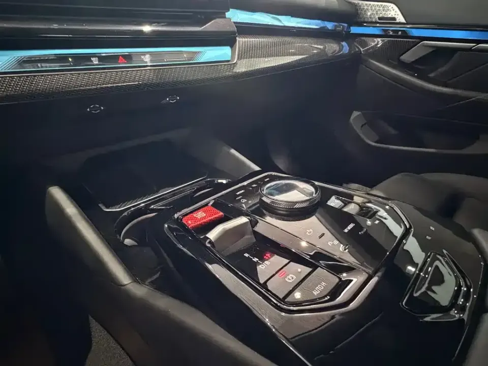 BMW i5 M60