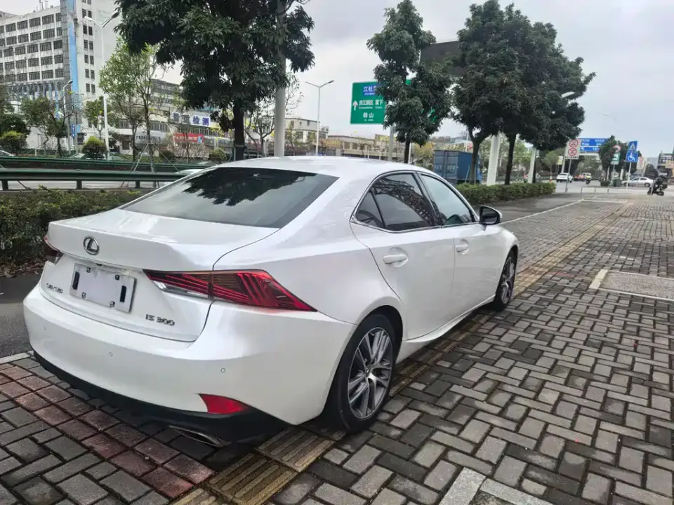 Lexus IS