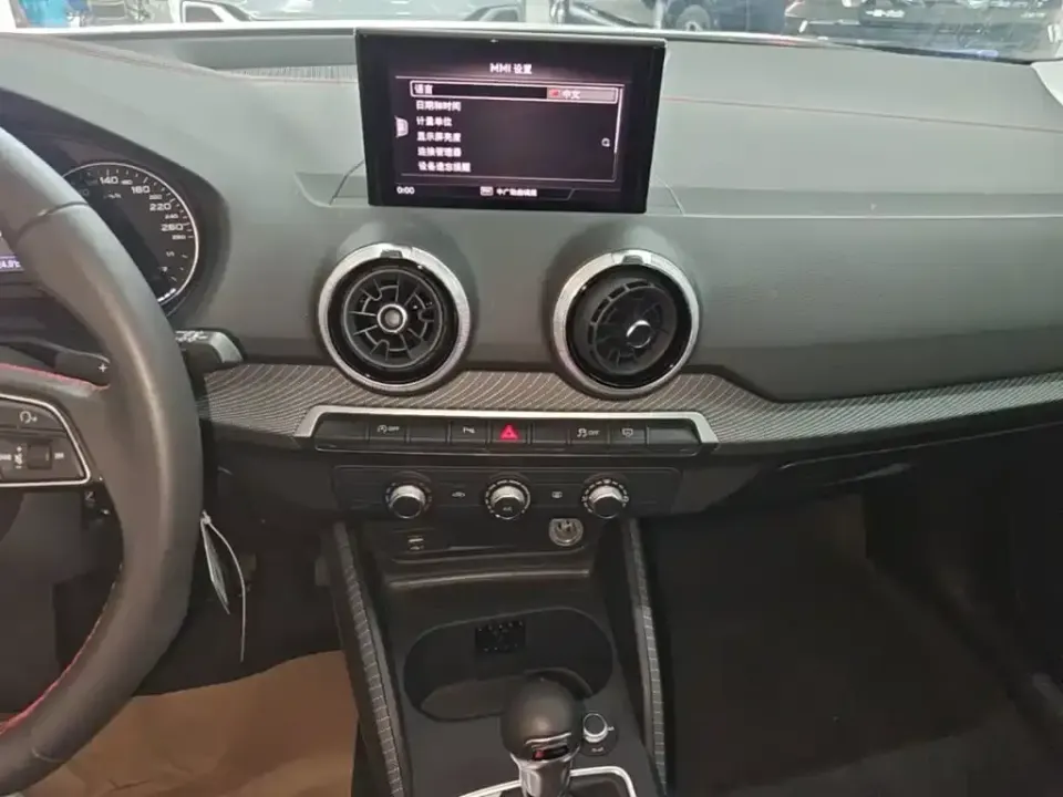 Audi Q2L