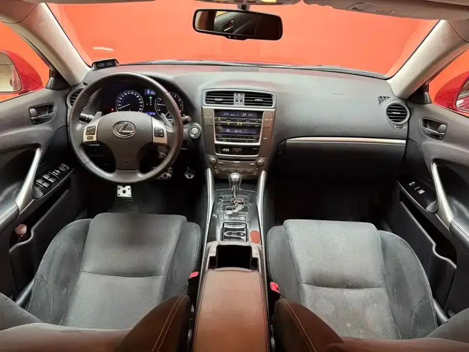 Lexus IS