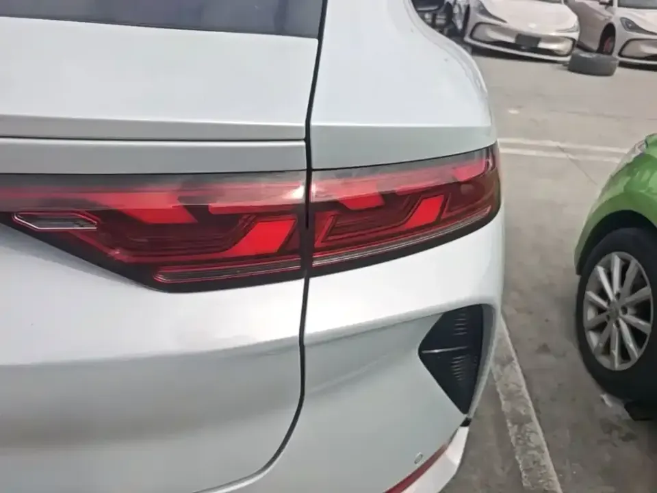 BYD L EV