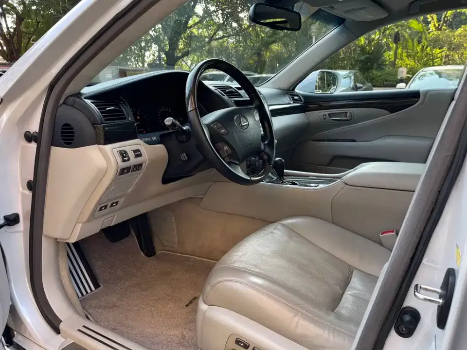 Lexus LS
