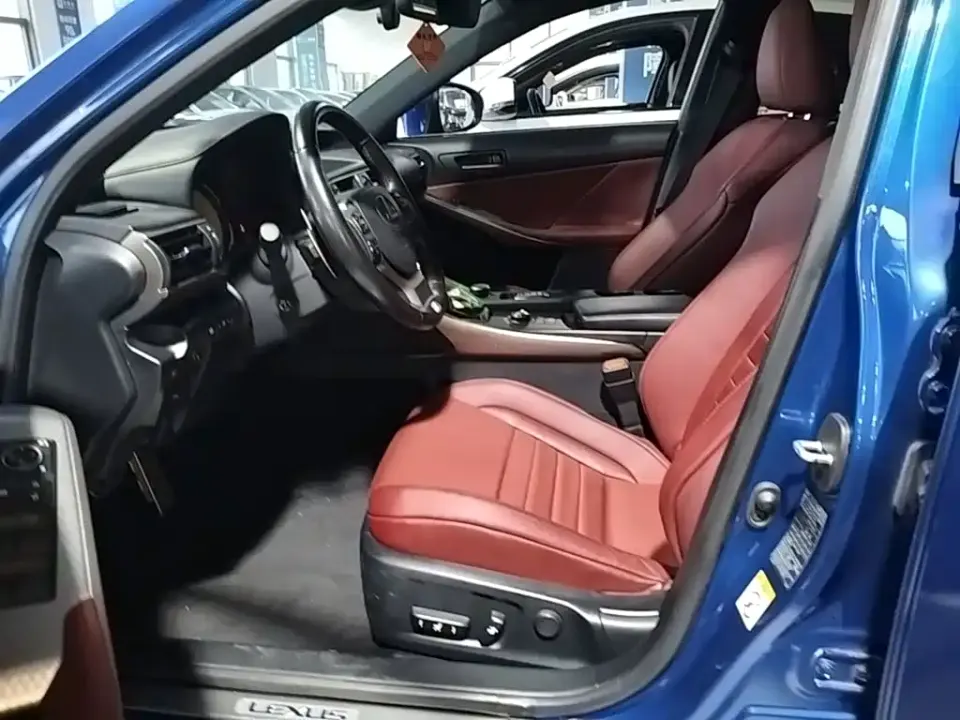 Lexus IS