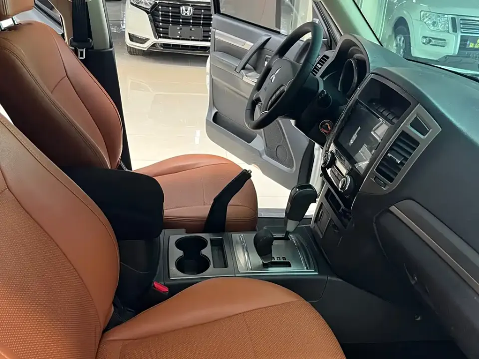 Mitsubishi Pajero (Import)