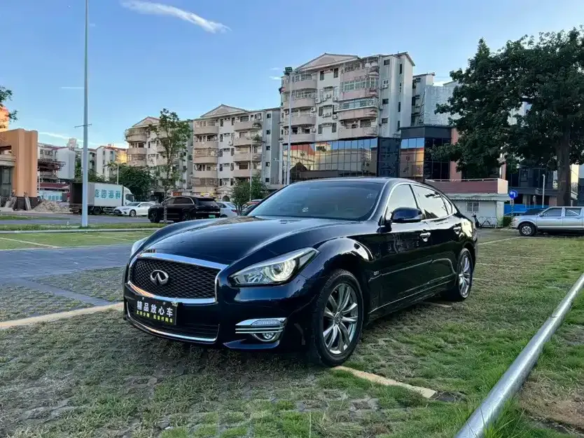 Infiniti Q70