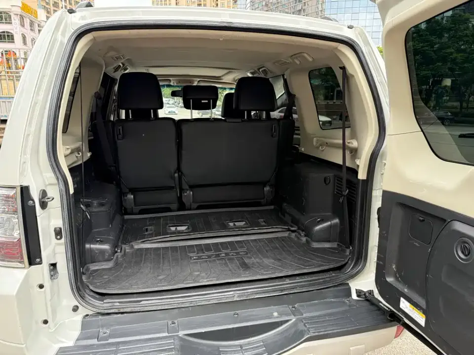 Mitsubishi Pajero (Import)