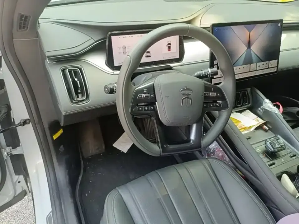 BYD L EV