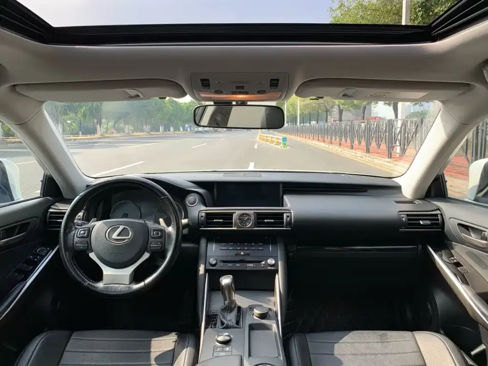 Lexus IS