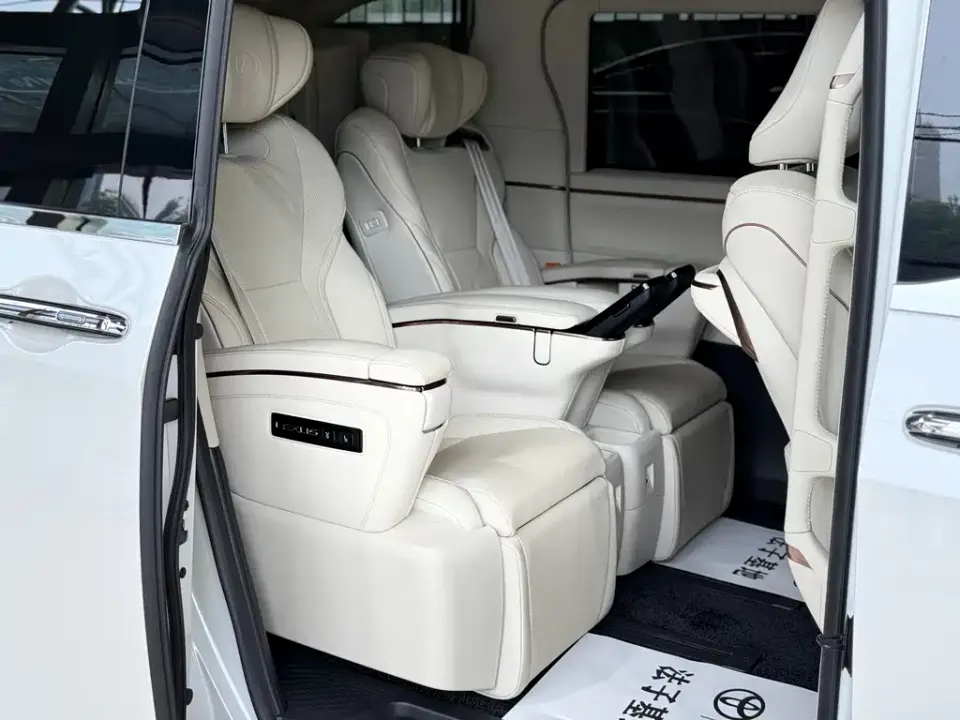 Lexus LM