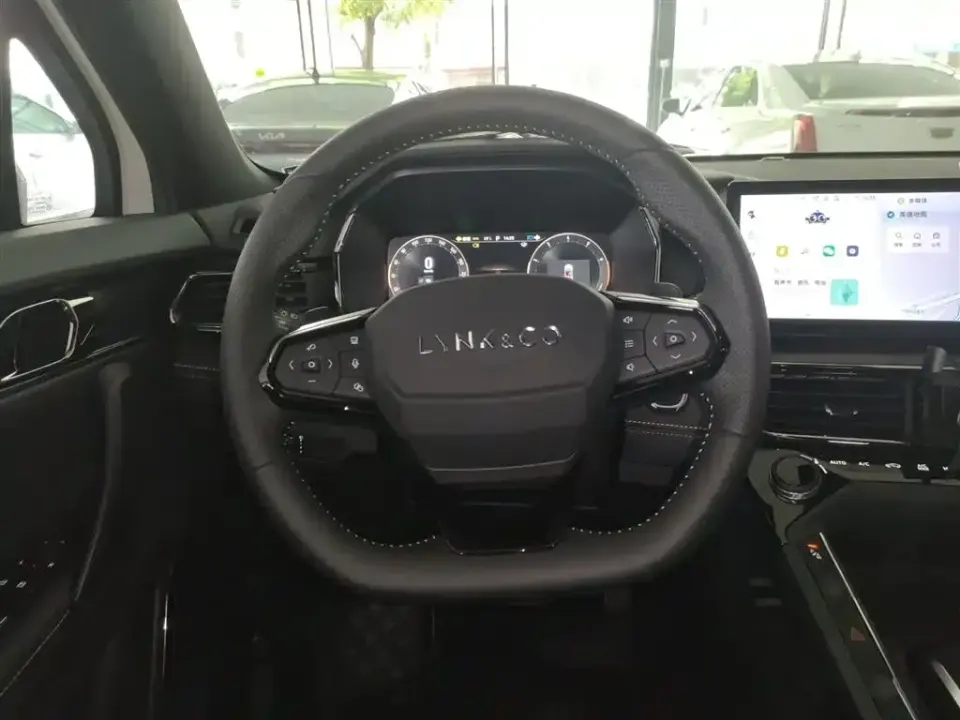 Lynk & Co 06