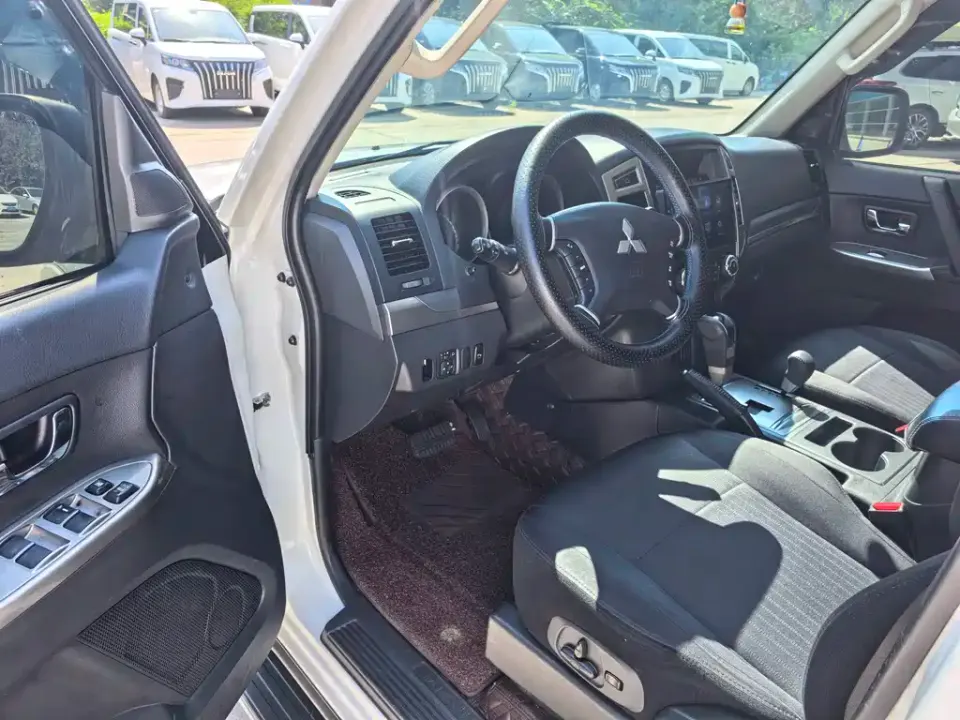 Mitsubishi Pajero (Import)