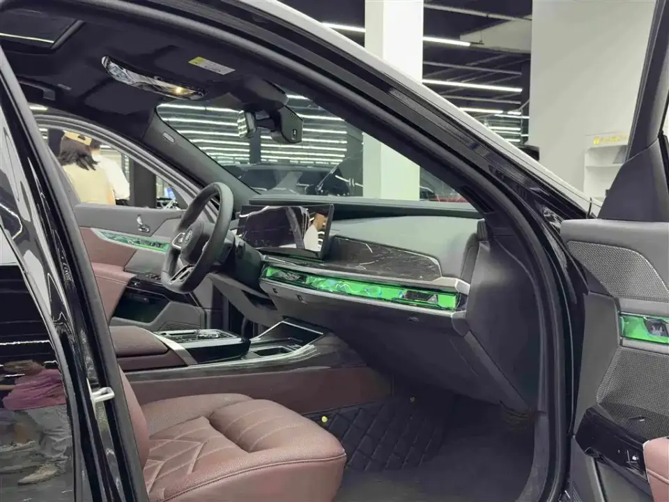 BMW i7