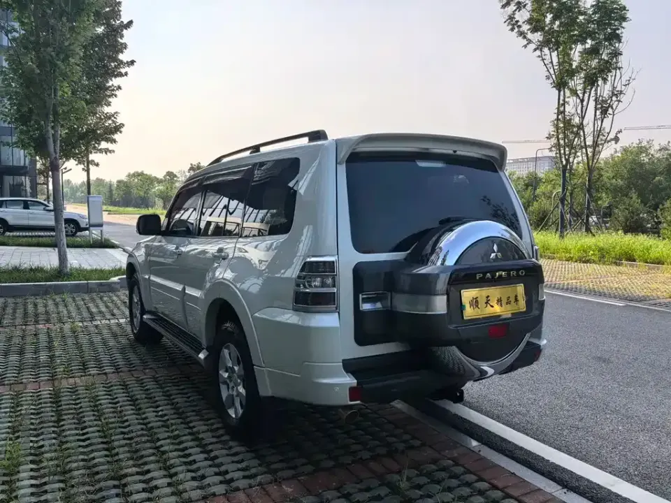 Mitsubishi Pajero (Import)