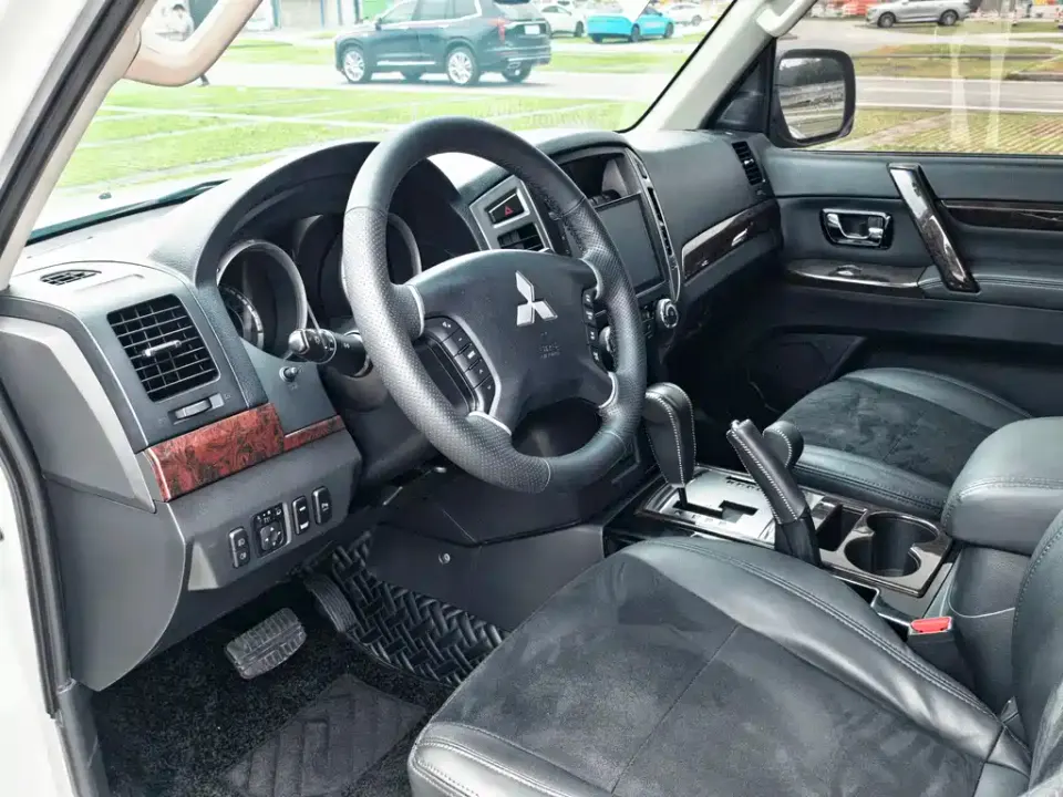 Mitsubishi Pajero (Import)